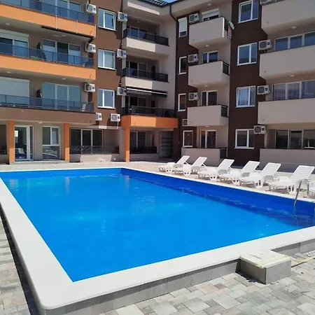 Apartment With Pool